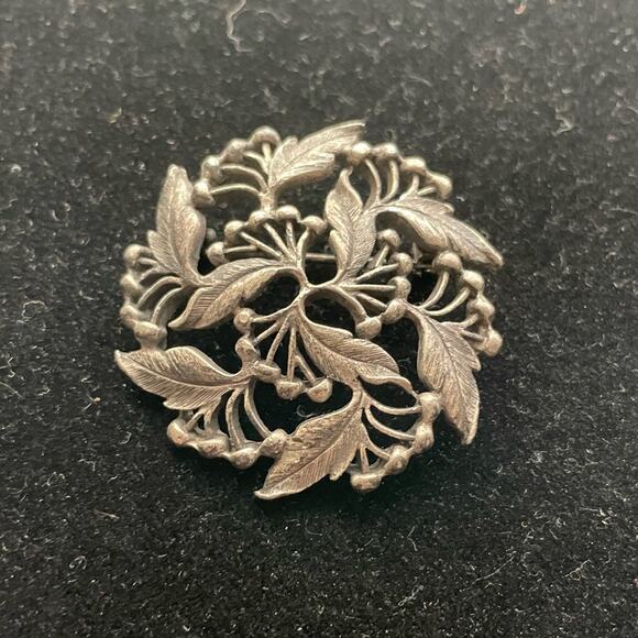 Vintage pewter Round holly berries brooch pin - Picture 1 of 6